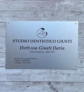 targa-studio-medico-in-alluminio-argento-con-incisione-laser-giusti.webp