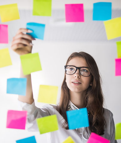 Joven mujer organizando sus ideas con notas adhesivas. Representa el módulo 1 del Método Sol "Identifica".