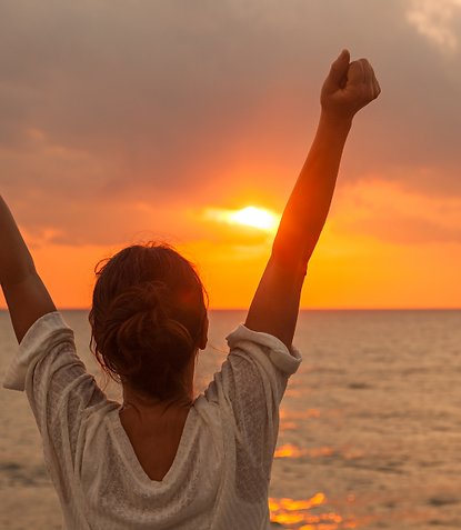 Mujer libre y feliz mirando el atardecer. Fotografía vista desde la espalda. Representa el módulo 4 del Método Sol "Sostiene".