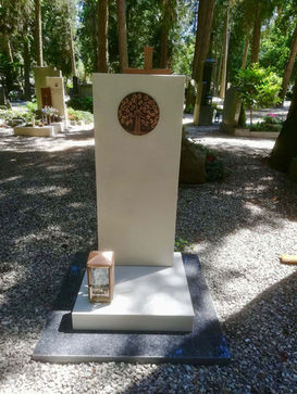 heller Grabstein vom Fruhwirth Steinmetzmeister