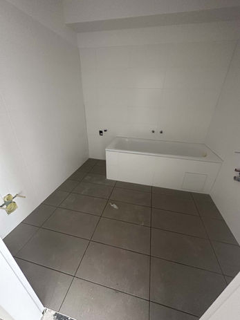 Badezimmer mit dunklen Fliesen von der All In Time Fliesen- & Plattenleger GmbH