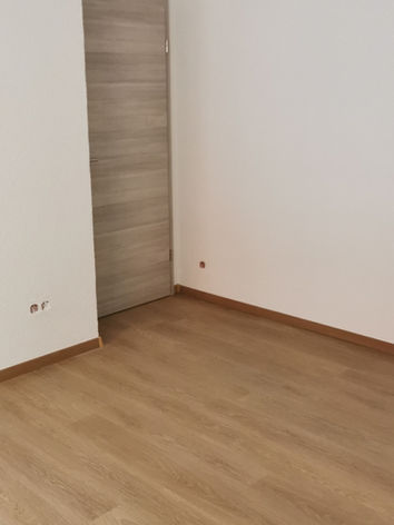 Vinyl-Bodenbelag vom Geeb Malerbetrieb, Bauservice & Baufahrzeugpflege