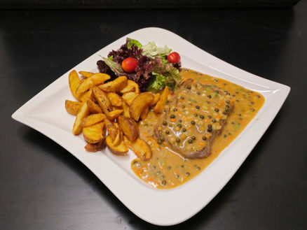 Fleisch mit Pfeffersauce zubereitet vom Restaurant Zum Fuchs