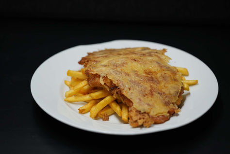 Gericht mit Pommes zubereitet vom Restaurant Zum Fuchs