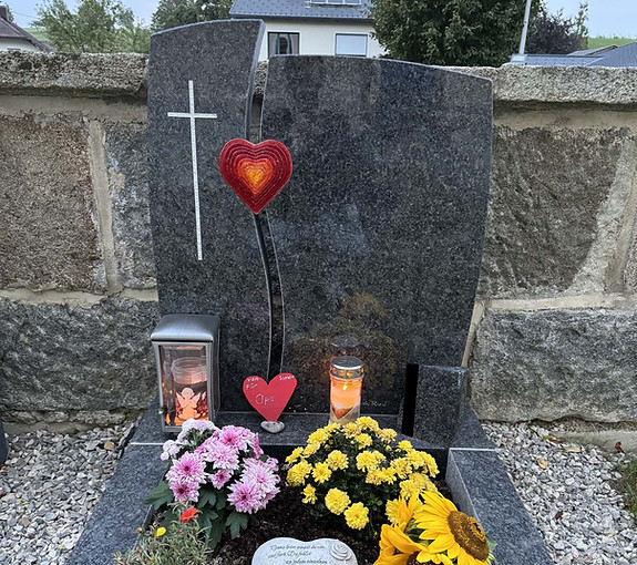Grabstein mit Herz vom
Fruhwirth Steinmetzmeister