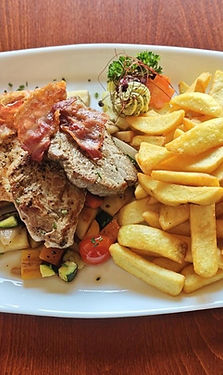 Fleisch mit Pommes vom Feinspitz Café Restaurant