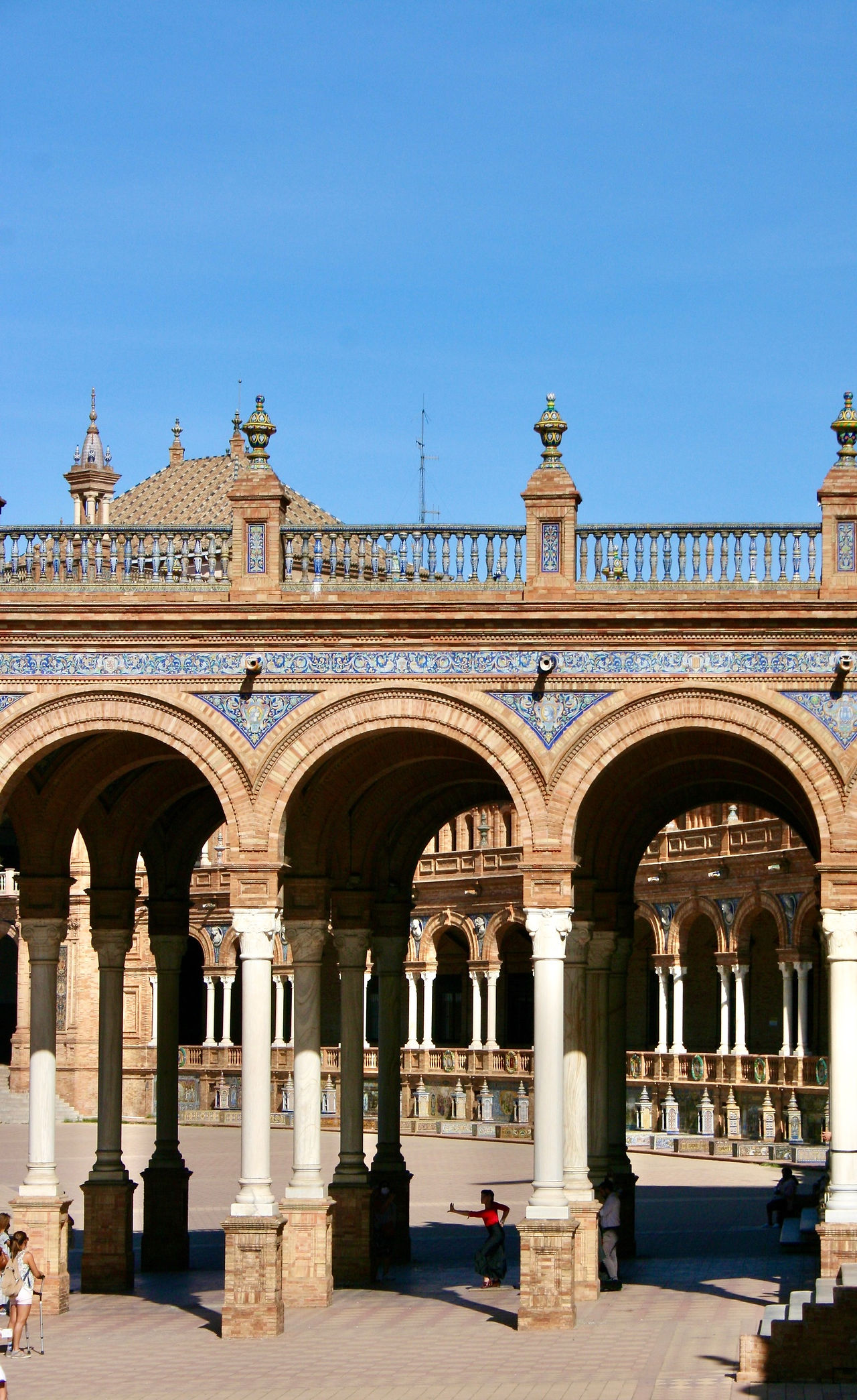 Arches, columns and flamenco