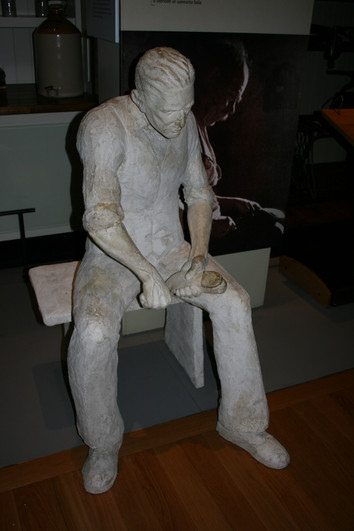 Sculpture of a Tinker in the museum