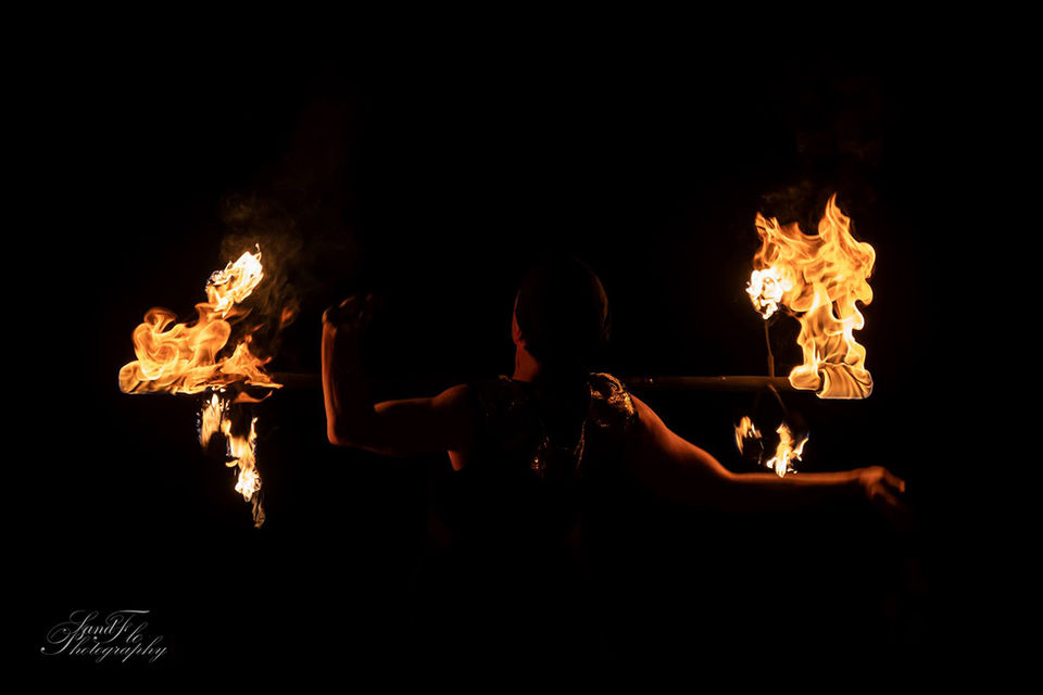 Un artiste qui jongle avec un bâton de feu en Corse pour les médiévales de Levie