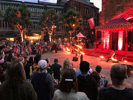 Une danseuse de feu en représentation en Allemagne avec du public autour
