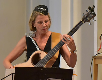 Bassistin Rike Gratt
