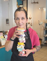 Nadine mit Seifenstapel, Seifenladen, Tick Tacks Lieblinge