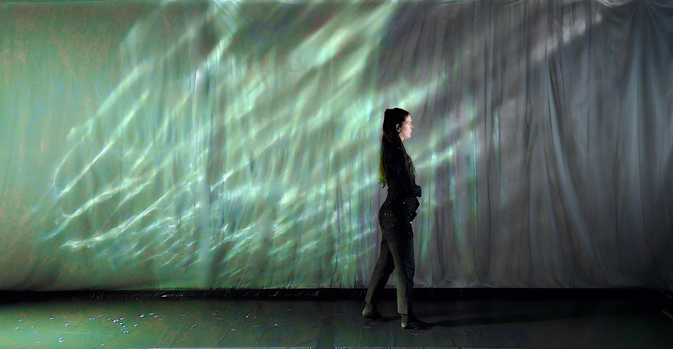 Comédienne marchant sur l'eau dans le spectacle le Voyage du Titanic.