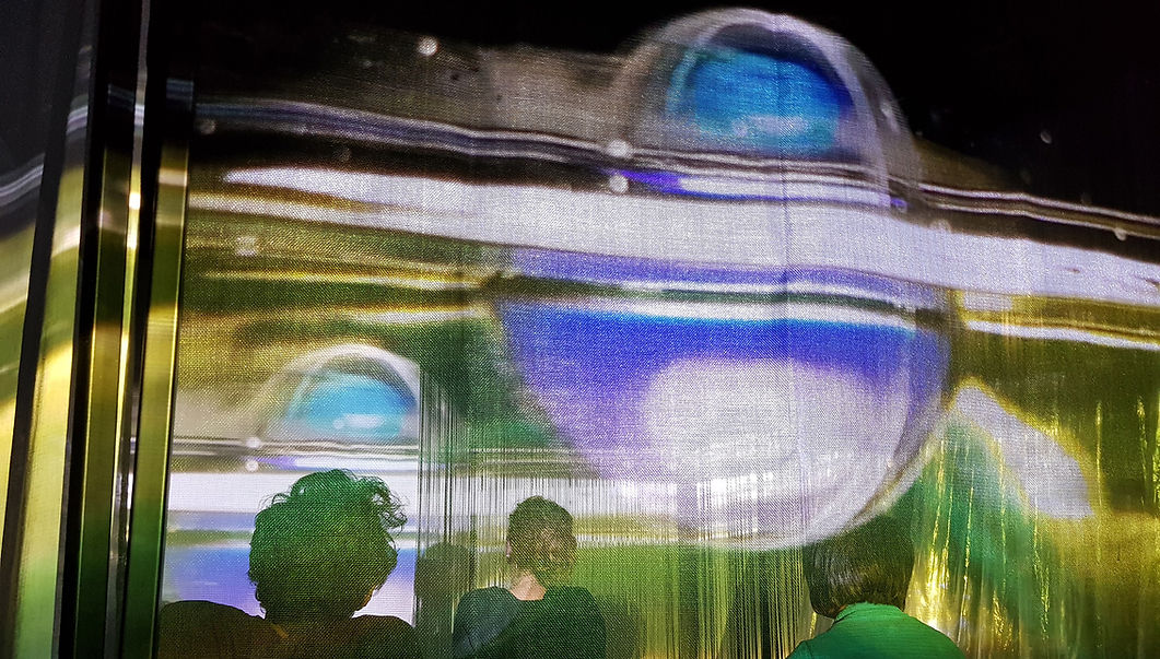 Spectateurs installés dans le spectacle Vilainmaton, de la compagnie Lignes de fuite -Ensemble, mêlant vidéo et immersion.