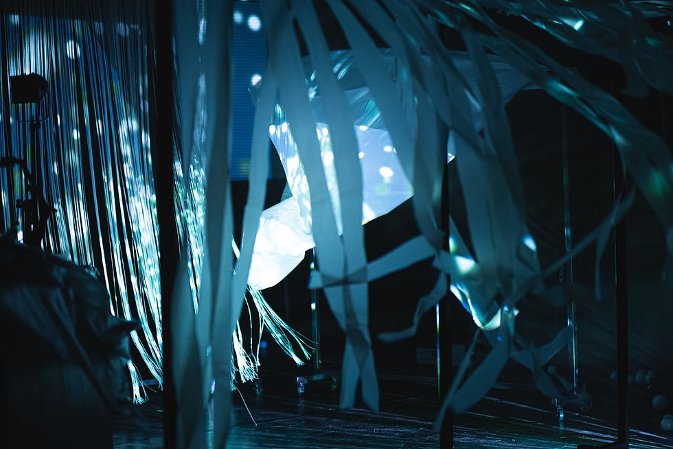 vent dans le décor du spectacle Vilain Canard ! en lumière bleue