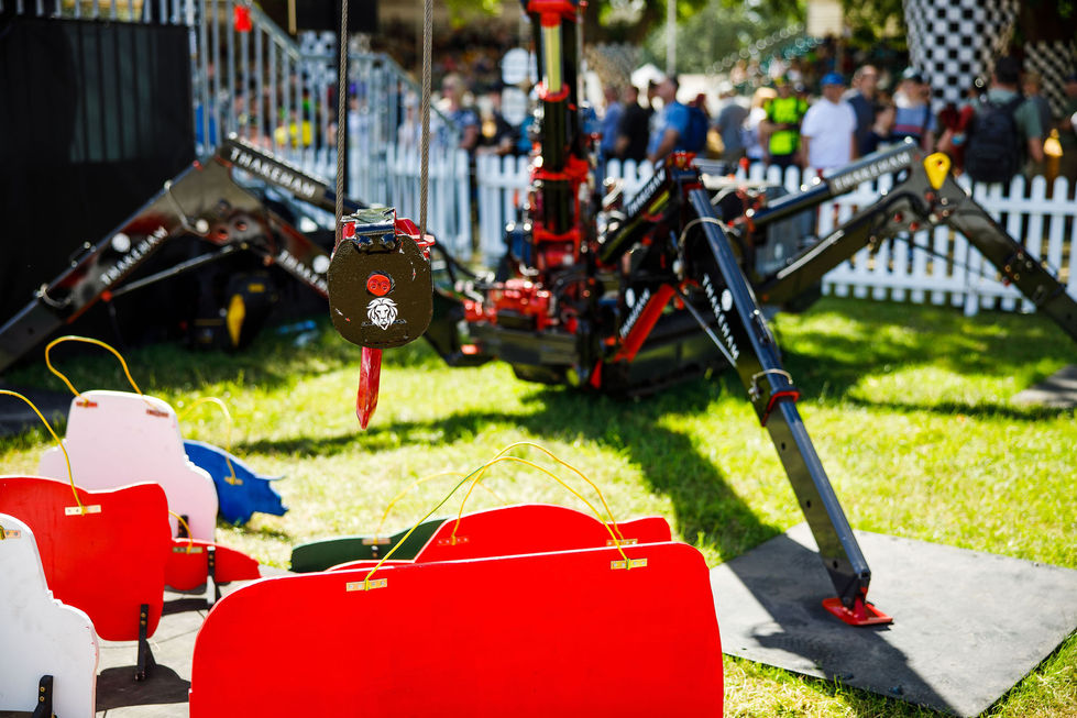Spider crane attraction