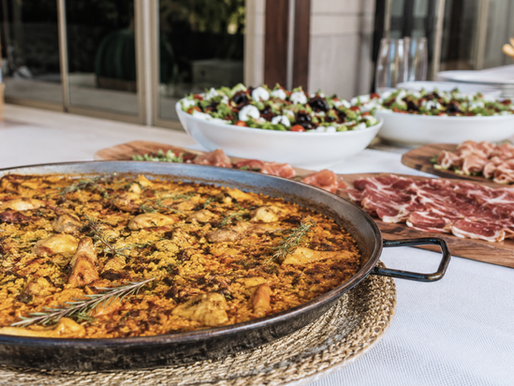 Catering de paella con entrantes ibéricos y ensaladas