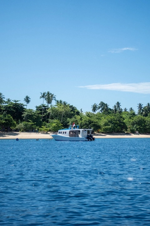 sea view of Siladen island