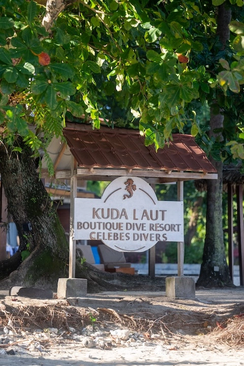 Kuda Laut Resort sign board