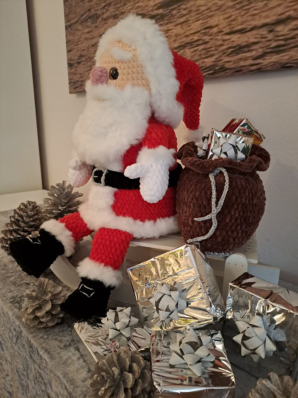Miniaturbild: Niedlicher Weihnachtsmann-Amigurumi mit Geschenktüte