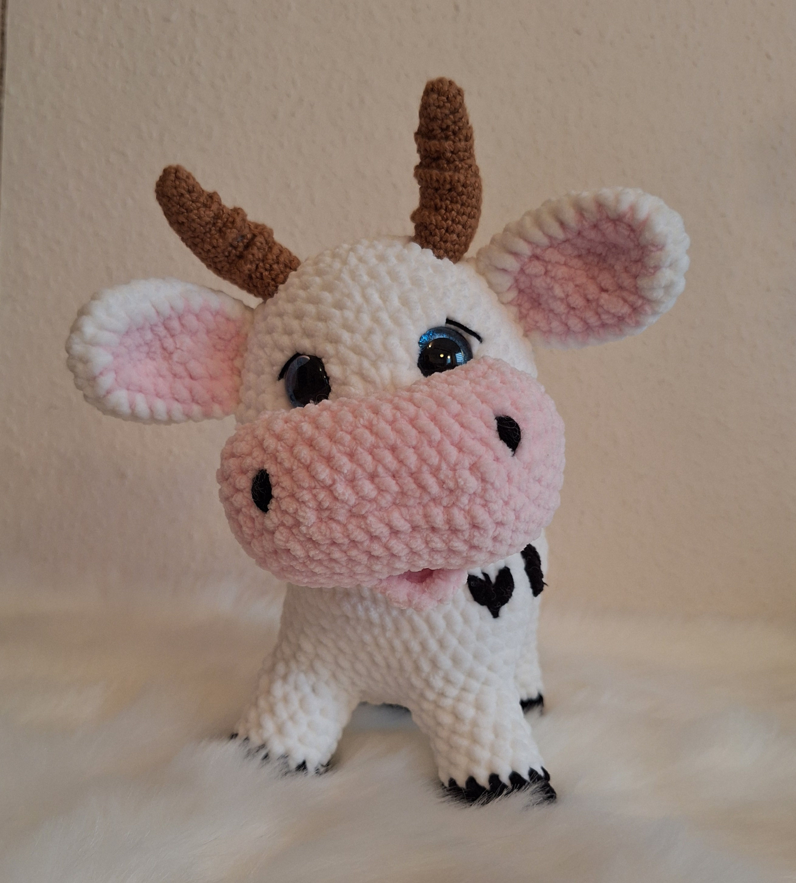 Niedliche Amigurumi-Kuh, handgehäkelt