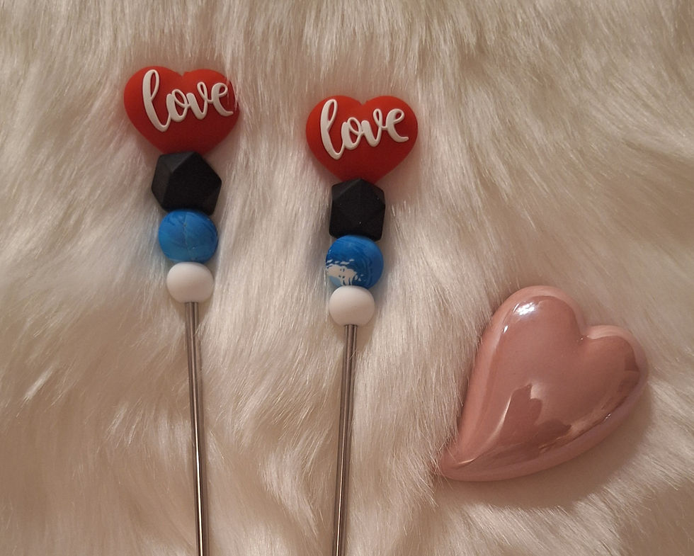 Zwei rote Herzen mit "Love" Aufschrift Amigurumi Sticks