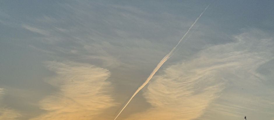 今日の夕陽と飛行機雲