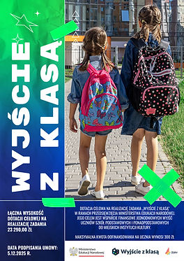 Dwie dziewczynki z plecakami spacerujące chodnikiem i napis WYJŚCIE Z KLASĄ