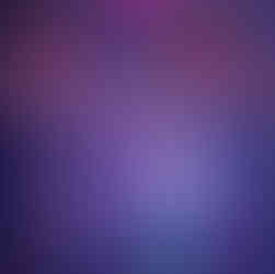 Dzieci w strojach karnawałowych tańczące na sali udekorowanej balonami, w kolorowym świetle dyskotekowych reflektorów.