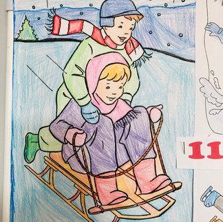 Na ściennej gazetce kolorowanki przedstawiające zimowe sporty