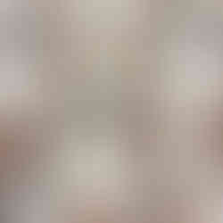 Tablica z okazji Dnia Pluszowego Misia ozdobiona licznymi pokolorowanymi obrazkami misiów.