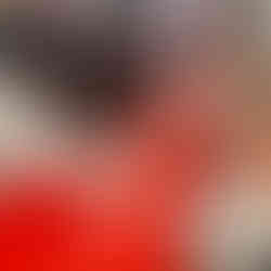 Uczniowie pochyleni nad ławką rozwiązują łamigłówki logiczne.