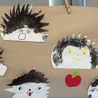 Prace plastyczne uczniów - jeże, które mają igły wyklejone fusami z kawy.