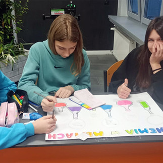 Uczniowie w trakcie pracy nad projektem