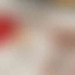 Dzieci malują złotą, srebrną i białą farbą szyszki sosnowe