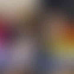 Dzieci występujące w spektaklu w scence z telefonami komórkowymi w dłoniach.