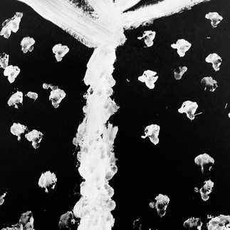 Zimowe białe drzewo malowane patyczkami kosmetycznymi na czarnej kartce papieru.