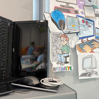 Ścienna dekoracja - kolorowanki przedstawijące komputery, laptopy i inne elektroniczne akcesoria oraz napis : Dzień Informatyka.