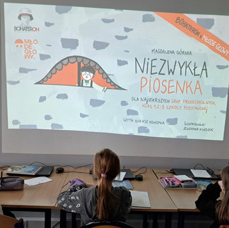 Uczniowie słuchają opowiadania pt. „Niezwykła piosenka”.