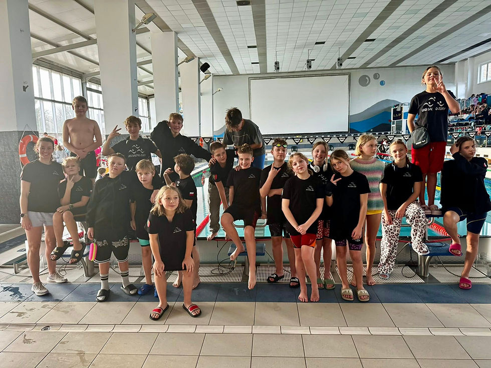 Reprezentacja klubu w czarnych koszulkach na pływalni w Raciborzu