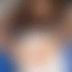 Dziewczynka dziurkuje pinezką kontur liścia wydrukowany na kartce papieru.