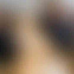 Uczniowie pochyleni nad ławką rozwiązują łamigłówki logiczne.