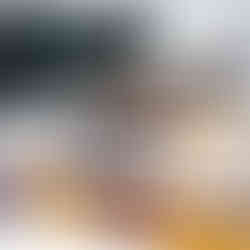 Uczniowie klas ósmych siedzący w ławkach w pracowni chemicznej, pochyleni nad arkuszami konkursowymi.