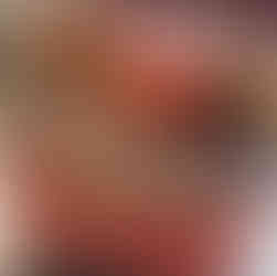 Zbliżenie na szklankę wypełnioną herbatą owocową.