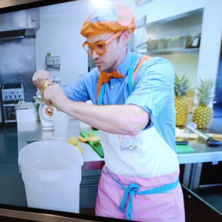 Kadr z filmu edukacyjnego pokazujący mężczyznę przygotowującego lody.
