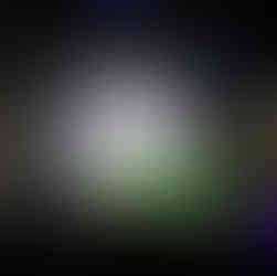 Scena z przedstawienia okolicznościowego w wykonaniu uczniów szkoły - spektakl "Brzydkie kaczątko"