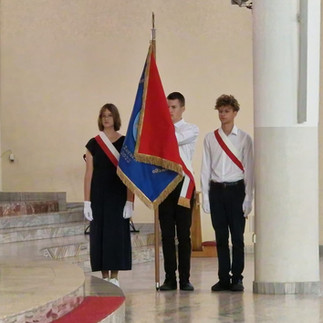 Poczet sztandarowy SP4 podczas Mszy Świętej