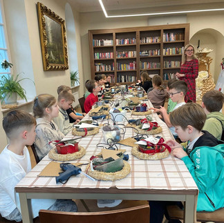 Uczniowie z zaangażowaniem wykonują świąteczne wianki.