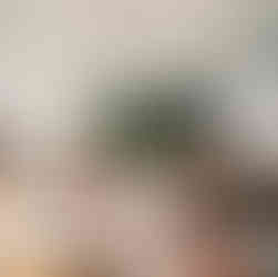 Uczniowie klas ósmych siedzący w ławkach w pracowni chemicznej, pochyleni nad arkuszami konkursowymi.