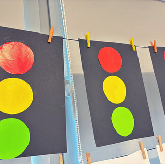 Prace uczniów przedstawiające światła sygnalizatora drogowego